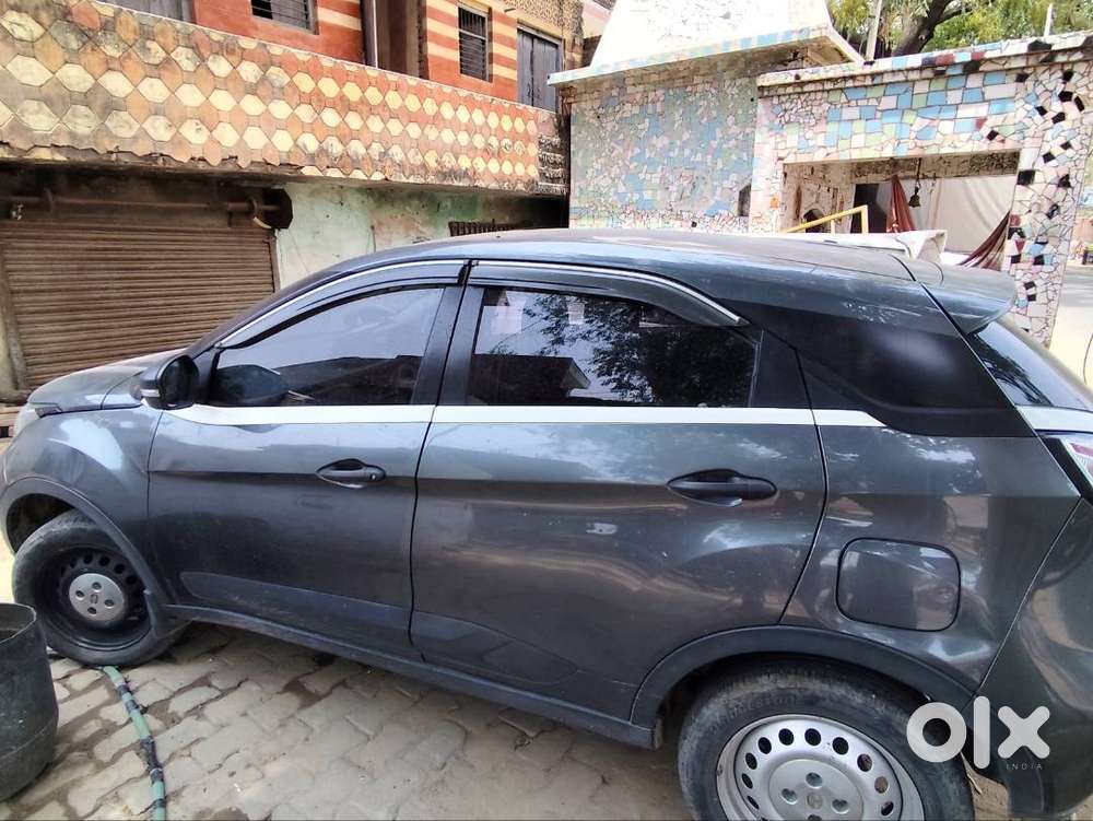 Tata Nexon Cng बाहर से लगबाई है।