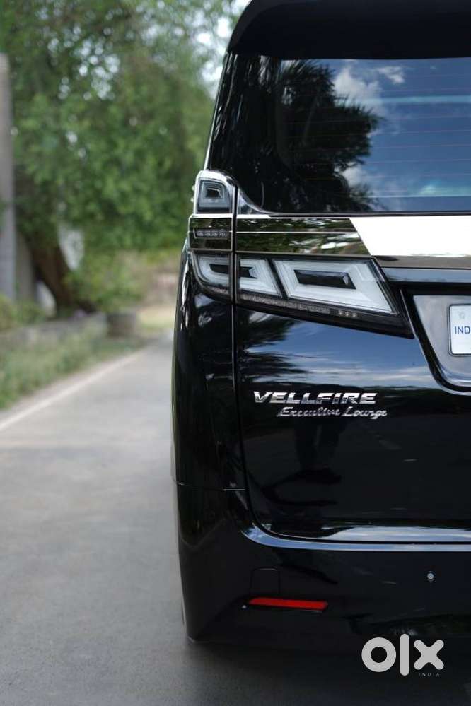 Toyota Vellfire 2.5 Executive Lounge, 2023, Petrol