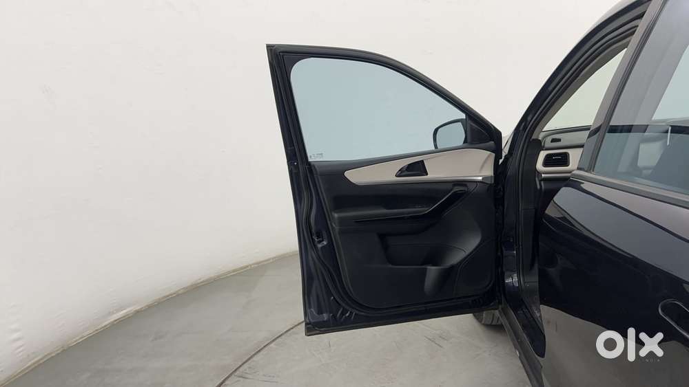Mahindra Xuv700 2.0 Ax 5 Petrol Mt 7 Str, 2022, Petrol