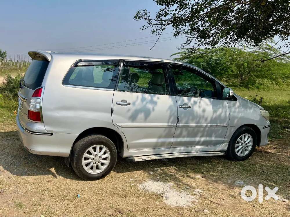 Innova 2.5 V 2012, Showroom Track Vehicle