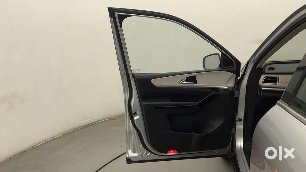 Mahindra Xuv700 2.0 Ax 7 Petrol At Luxury Pack Str, 2021, Petrol