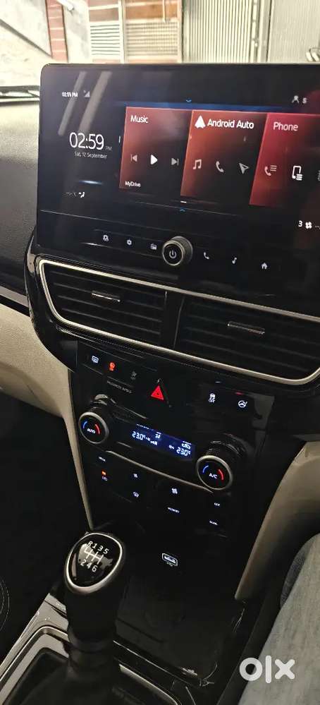 2024 Mahindra 3xo Ax5l 1.2 Tgdi Mt | Warranty | 10,400 Kms