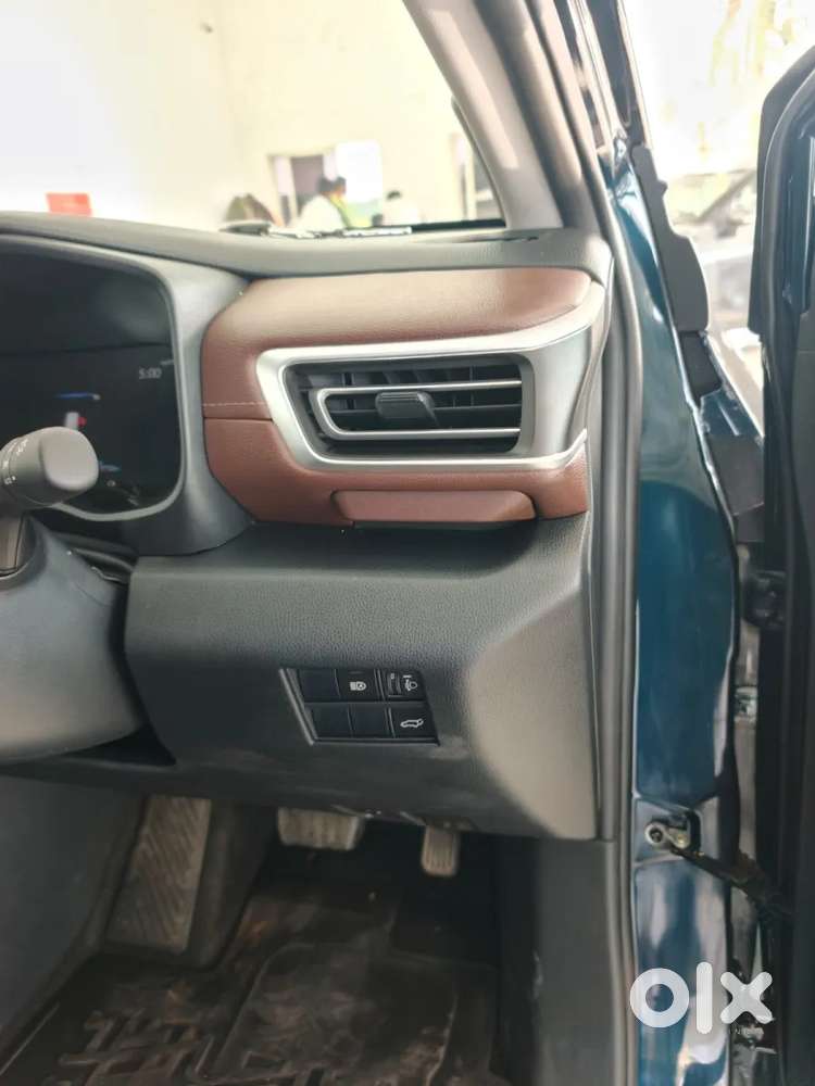 Toyota Innova Hycross 2.0 Zx (o) Hybrid 7 Str, 2024, Petrol