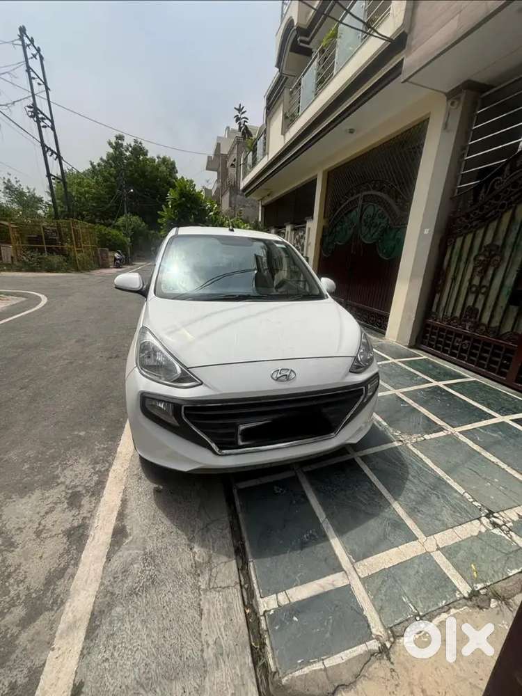 White Hyundai Santro Sportz Amt