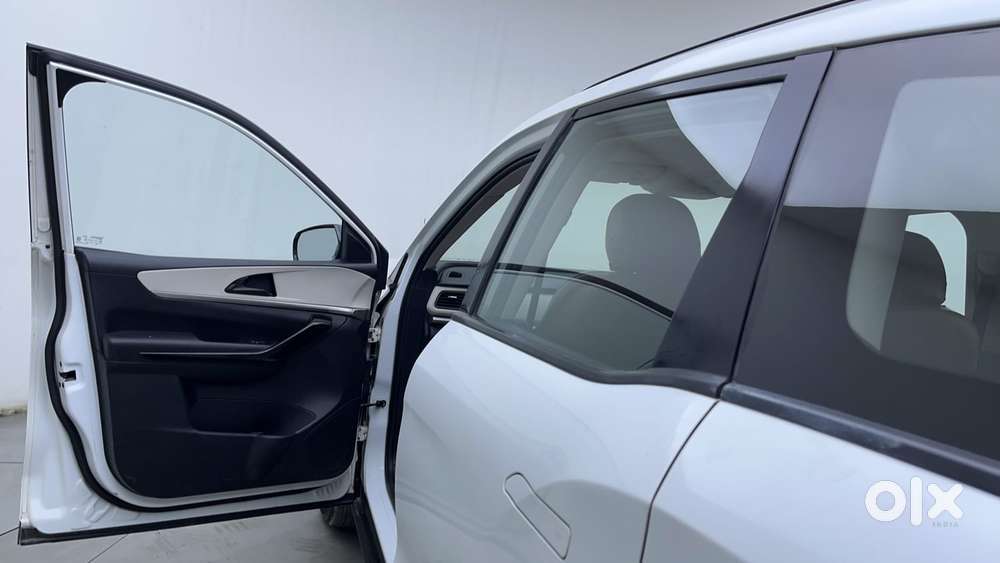 Mahindra Xuv700 2.0 Ax 5 Petrol At Str, 2021, Petrol