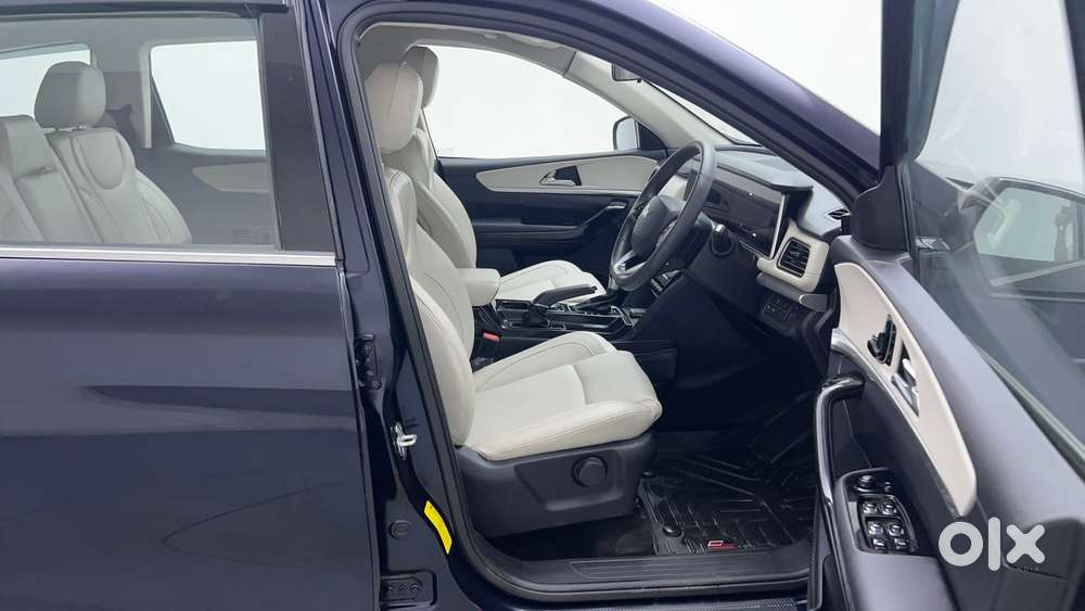 Mahindra Xuv700 2.0 Ax 7 Petrol At Str, 2025, Petrol