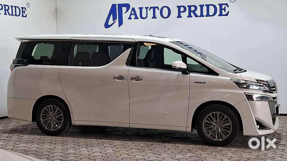 Toyota Vellfire 2.5 Executive Lounge, 2023, Petrol