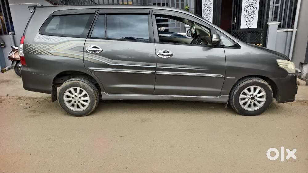 Toyota Innova 2.5 V 7 2012
