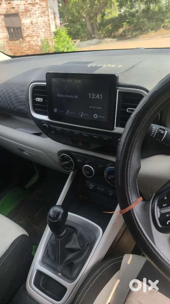 Hyundai Venue 2025 Petrol 14000 Km Driven