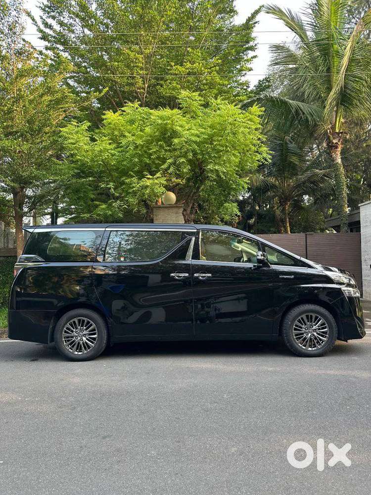Toyota Vellfire 2.5 Executive Lounge, 2023, Petrol