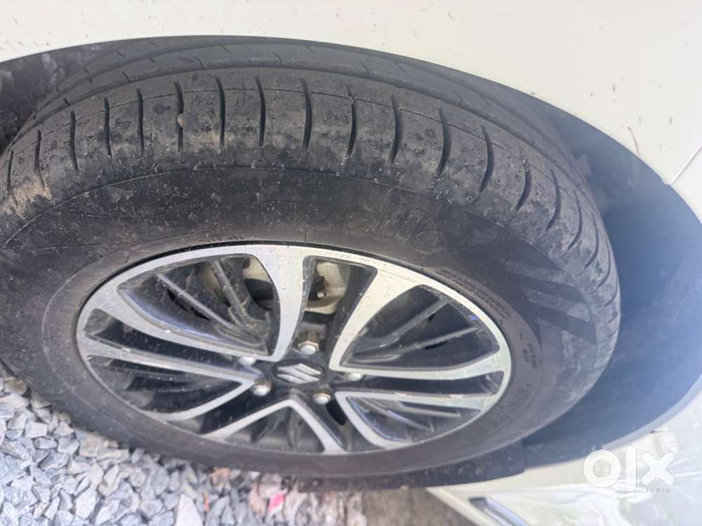 2. 5 Year Old , Ertiga Zxi ( Cng +petrol )