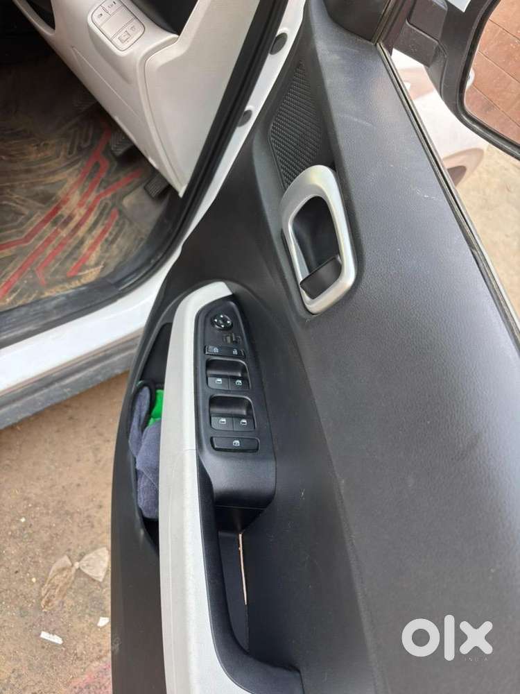 Hyundai Venue 2024 Petrol 14000 Km Driven