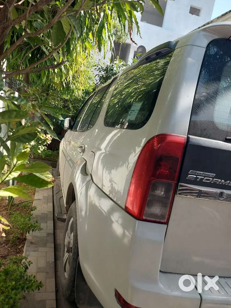 Tata Safari Storme 2015