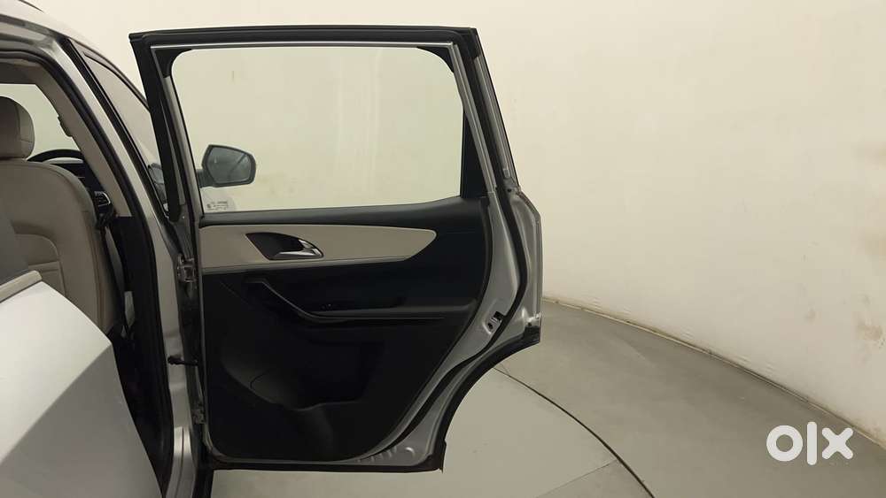 Mahindra Xuv700 2.0 Ax 7 Petrol At Luxury Pack Str, 2021, Petrol