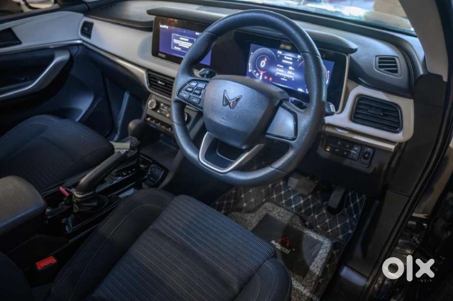 Mahindra Xuv700 Ax5 Petrol Automatic 7-seater, 2025, Petrol