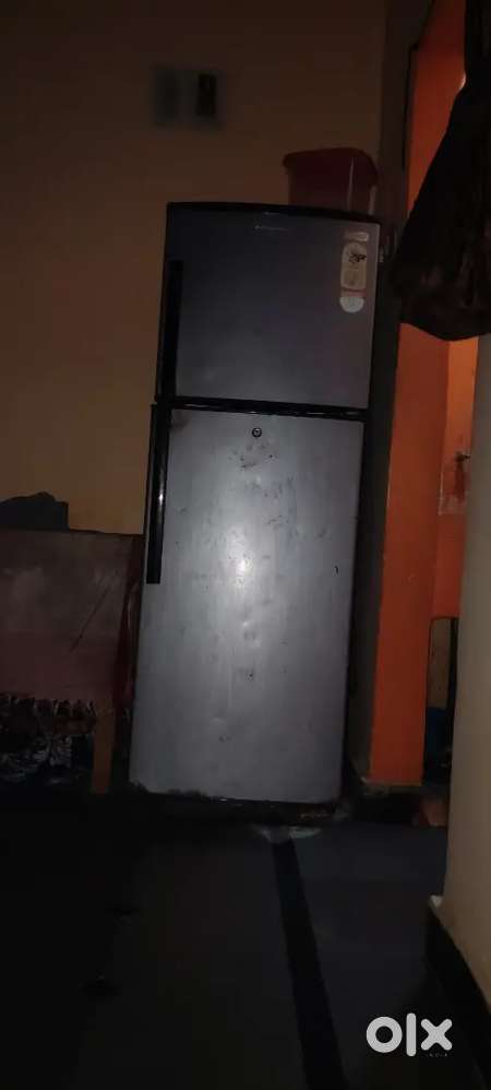 Im selling my fridge only 4000