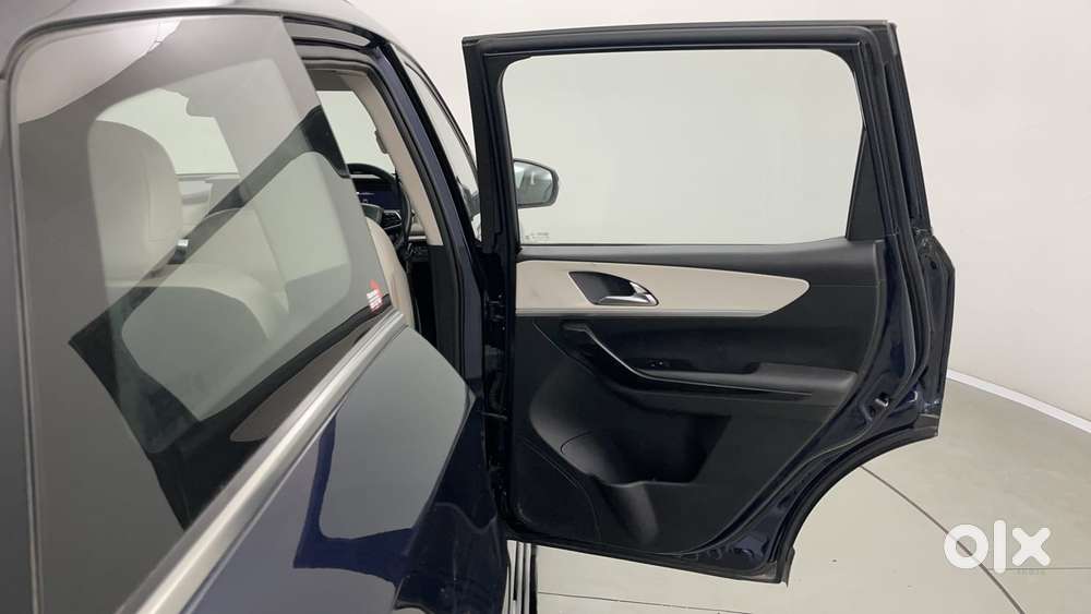 Mahindra Xuv700 2.2 Ax 7 Diesel At Luxury Pack Str, 2022, Diesel