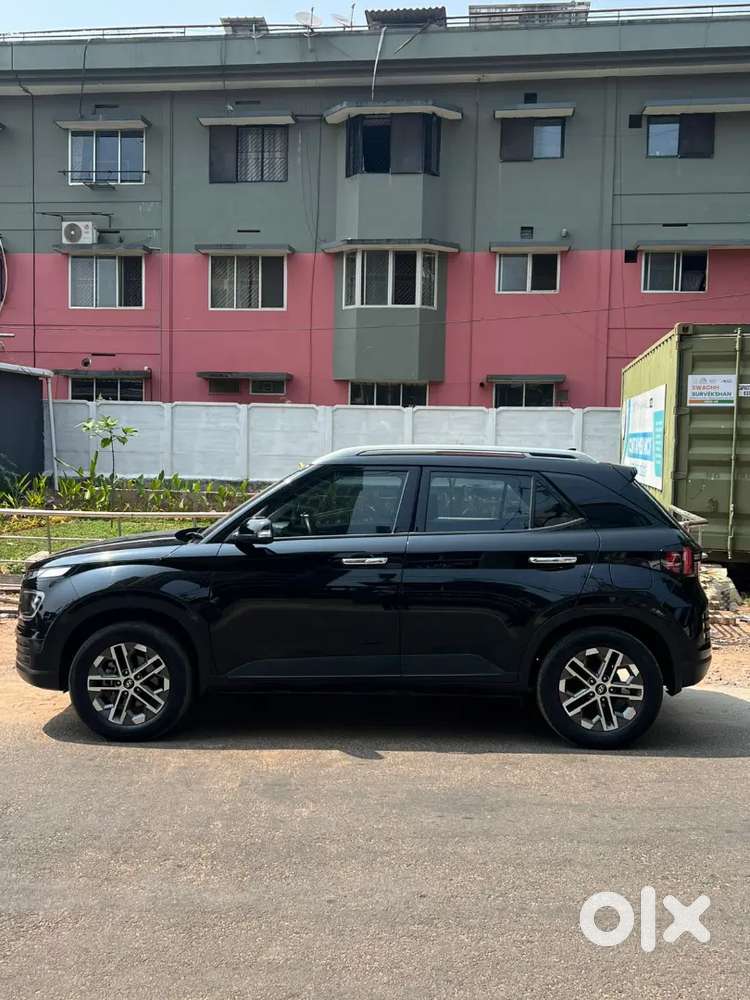 Hyundai Venue 2024 Petrol Well Maintained