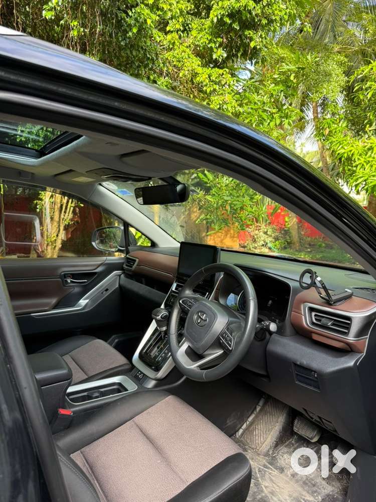 2023 Pristine Toyota Innova Hycross Vx(o) Attitude Black