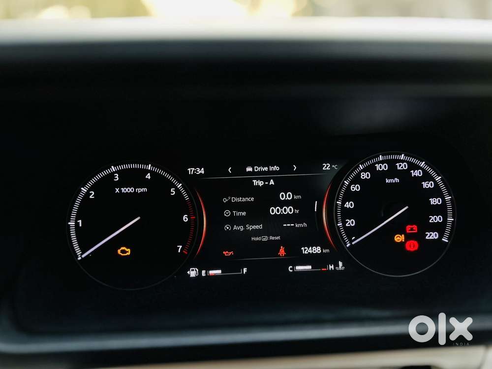 Mahindra Xuv700 2.0 Mx Petrol Mt 5 Str, 2023, Petrol