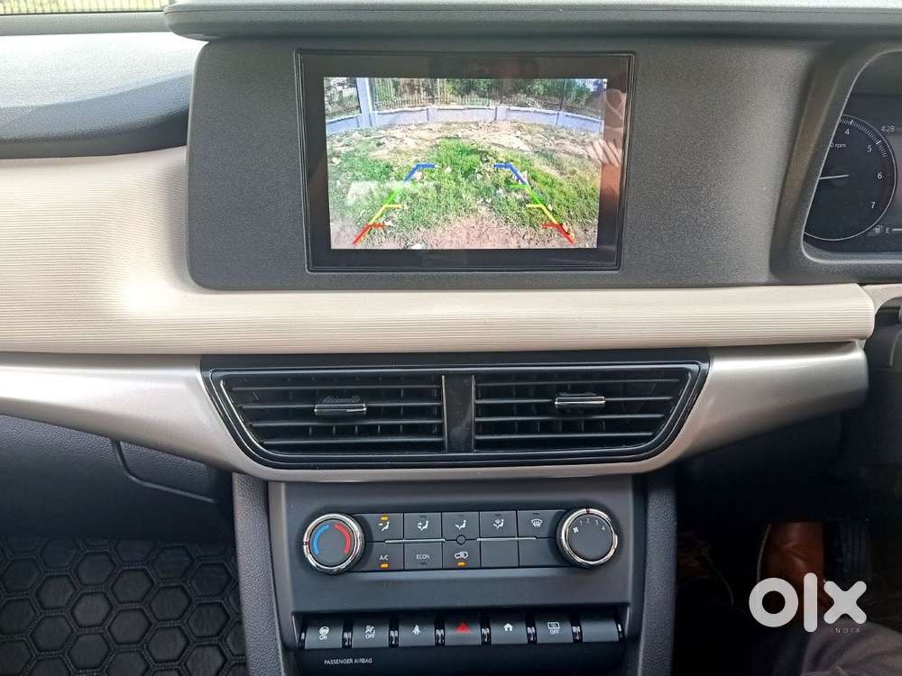 Mahindra Xuv700 2.0 Mx Petrol Mt 5 Str, 2024, Petrol