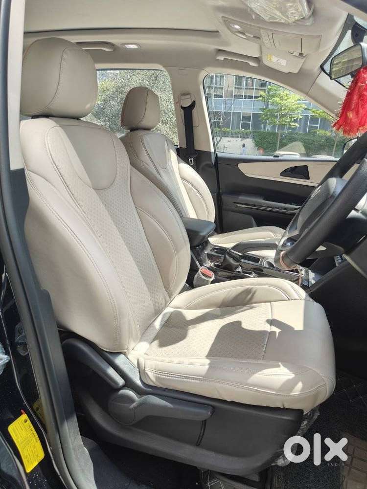 Mahindra Xuv700 2.0 Ax 5 Petrol Mt 7 Str, 2023, Petrol