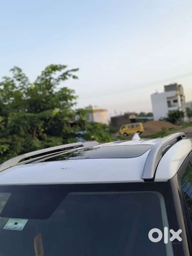 Hyundai Venue Sx Diesel (2020) White,1st Owner,insured Upto Feb 27.