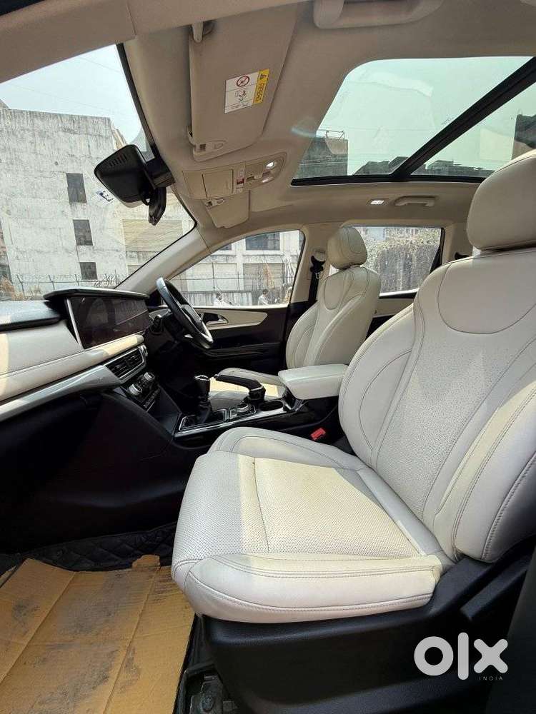 Mahindra Xuv700 2.0 Ax 7 Petrol Mt Str, 2022, Petrol