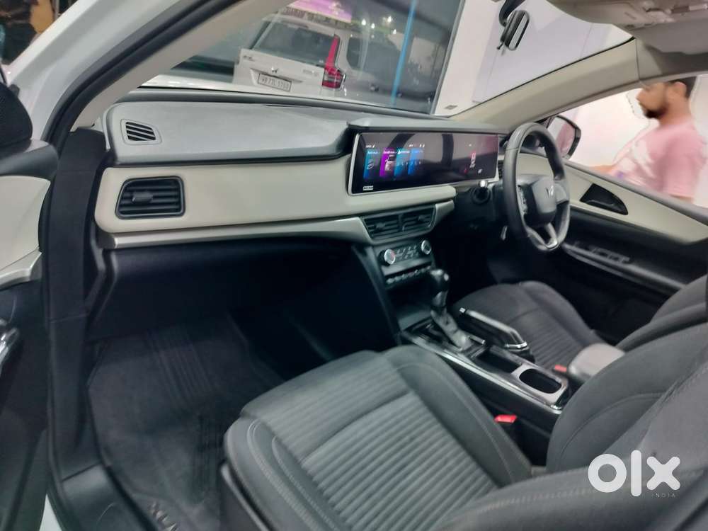 Mahindra Xuv700 2.2 Ax 5 Diesel At 7 Str, 2022, Diesel