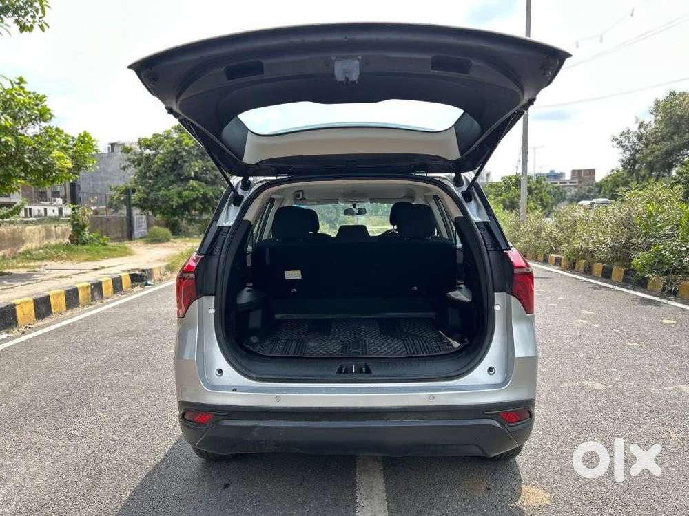 Mahindra Xuv700 2.0 Mx Petrol Mt 5 Str, 2023, Petrol