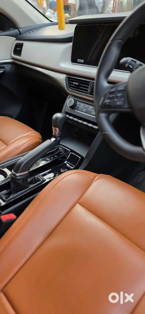 Mahindra Xuv700 2023 Petrol 18000 Km Driven