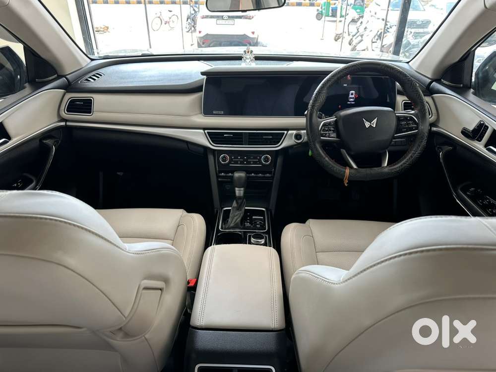 Mahindra Xuv700 Diesel Ax7l At 2023 November