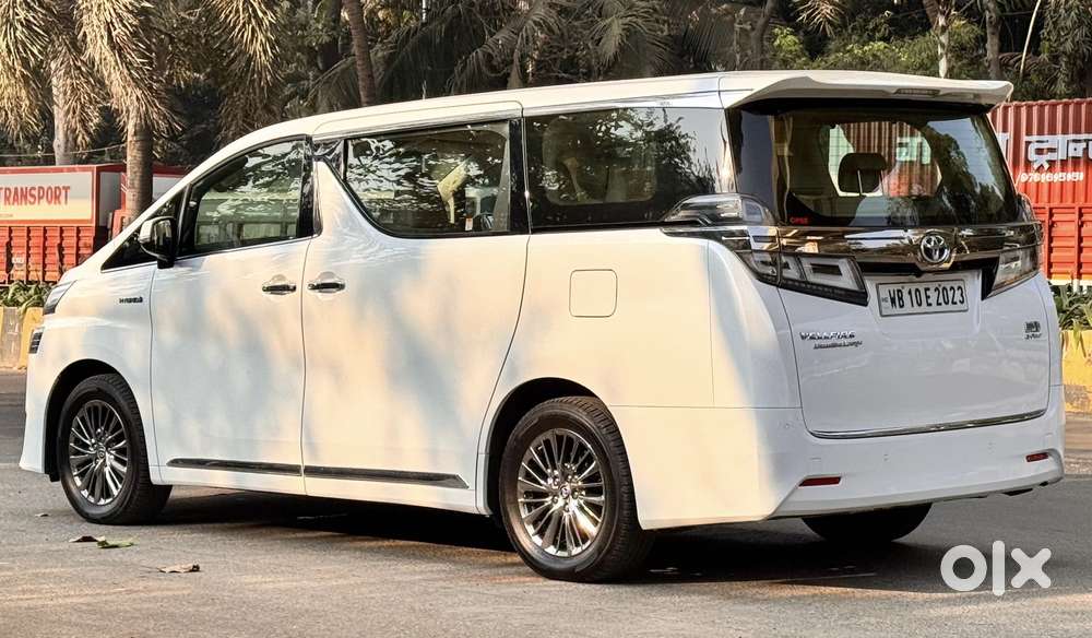 Toyota Vellfire 2.5 Executive Lounge, 2023, Cng & Hybrids