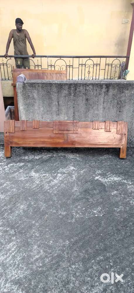 Queen size wooden cot for sale