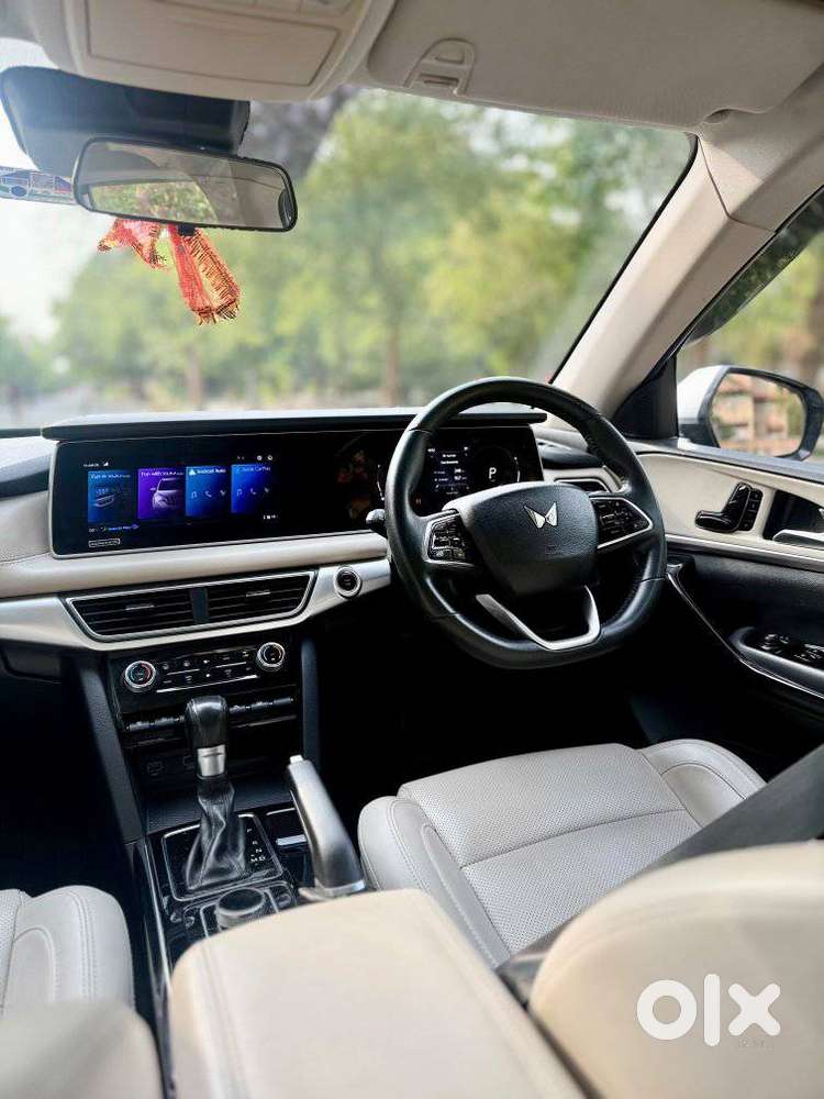 Mahindra Xuv700 2.0 Ax 7 Petrol Mt Str, 2022, Petrol