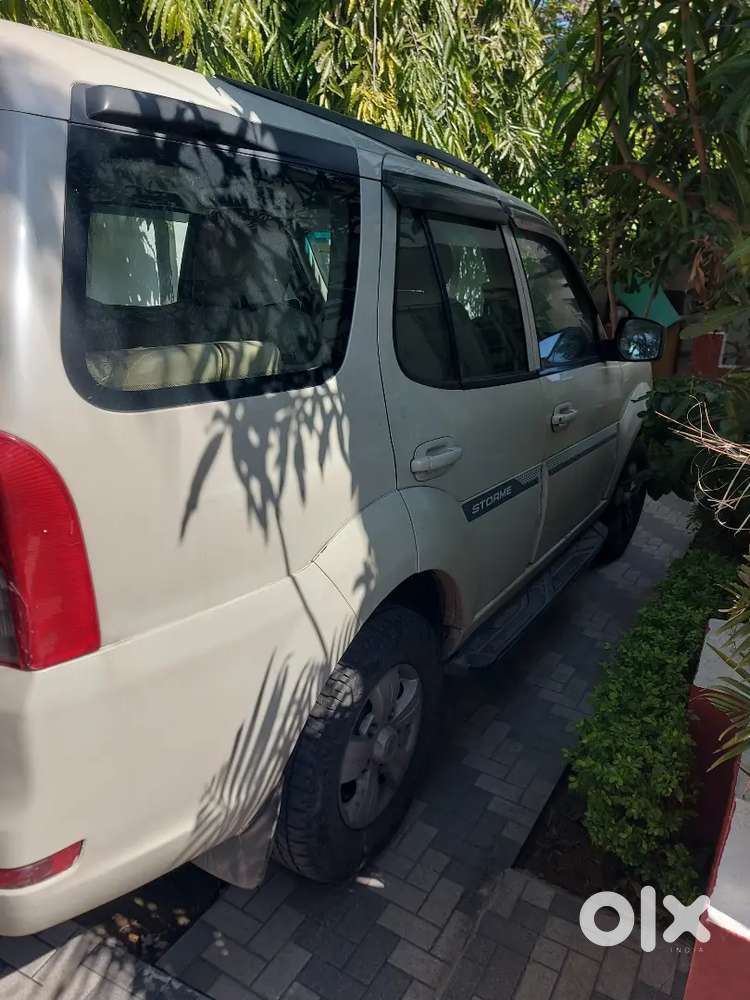 Tata Safari Storme 2015