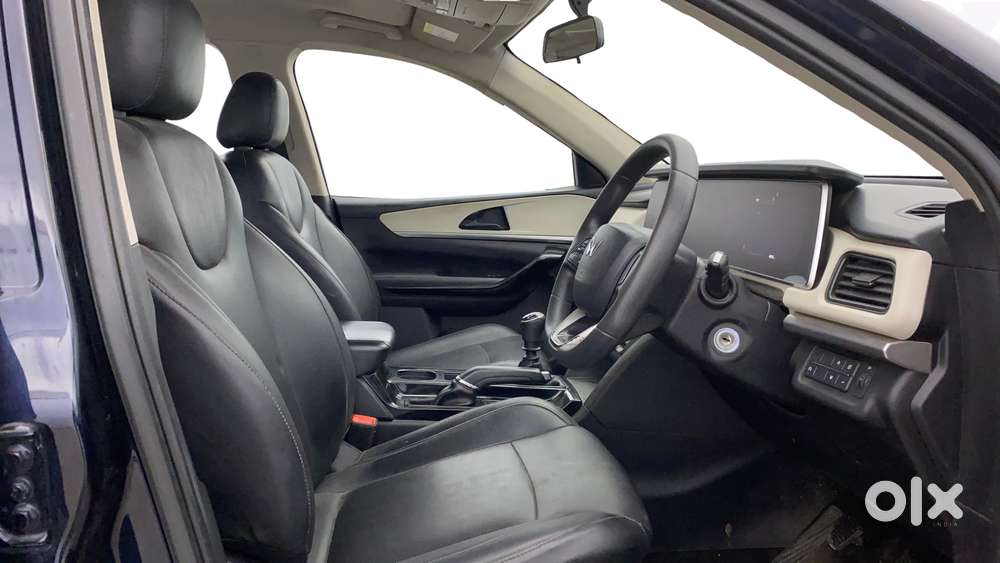 Mahindra Xuv700 2.0 Ax 5 Petrol Mt Str, 2022, Petrol