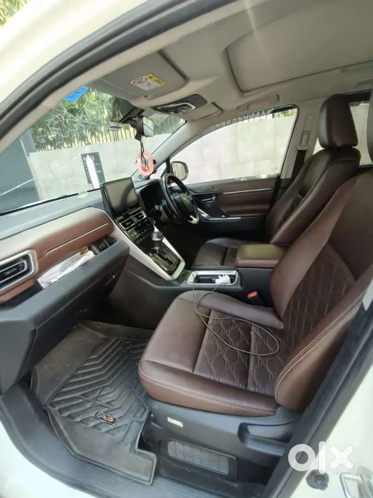 2023 Toyota Innova Hycross  Super White  Hr87  Executive - Owned