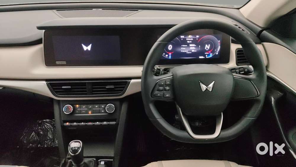 Mahindra Xuv700 2.0 Ax 5 Petrol Mt Str, 2023, Petrol