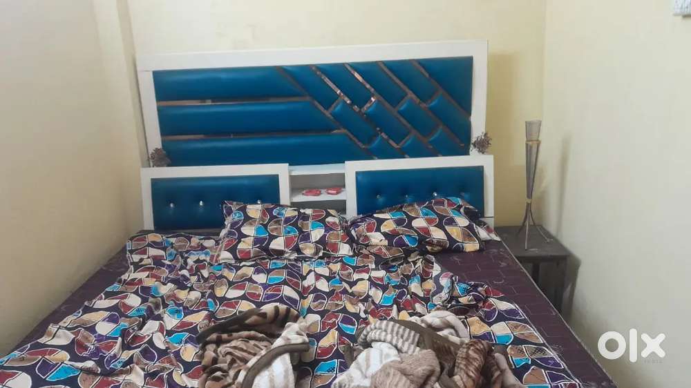 1 room with kitchen and inverter bijali bhi hai room patner