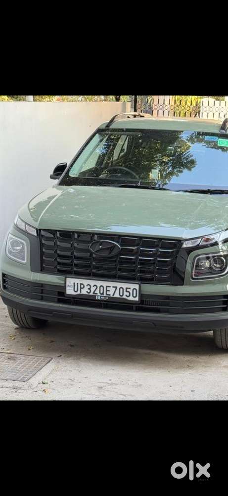 Hyundai Venue Automatic Petrol Ranger Green Showrrom Condition
