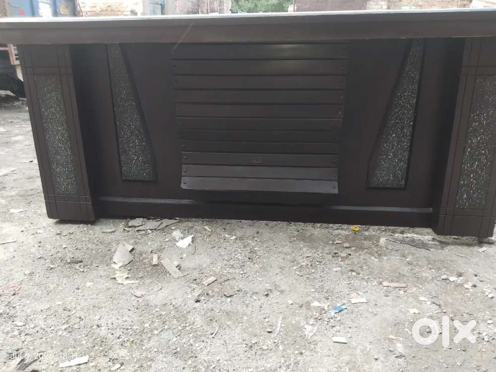 Office table in good condition