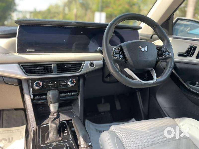 Mahindra Xuv700 2.0 Ax 7 Petrol At Str, 2024, Petrol