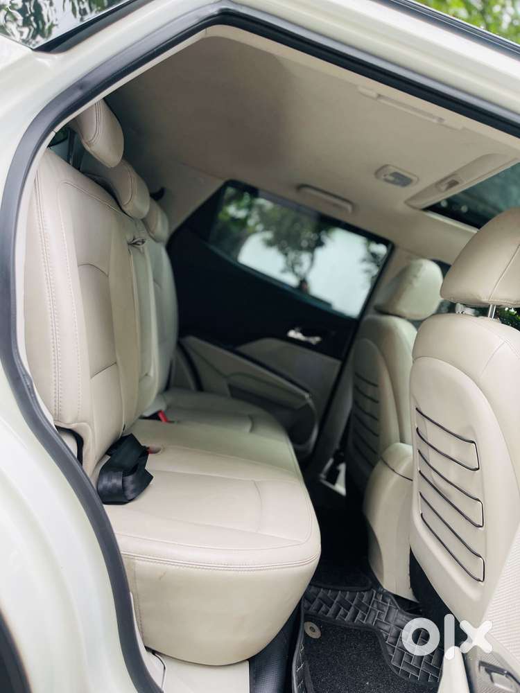 Mahindra Xuv300 W8 (o) 1.5 Diesel Amt, 2022, Diesel