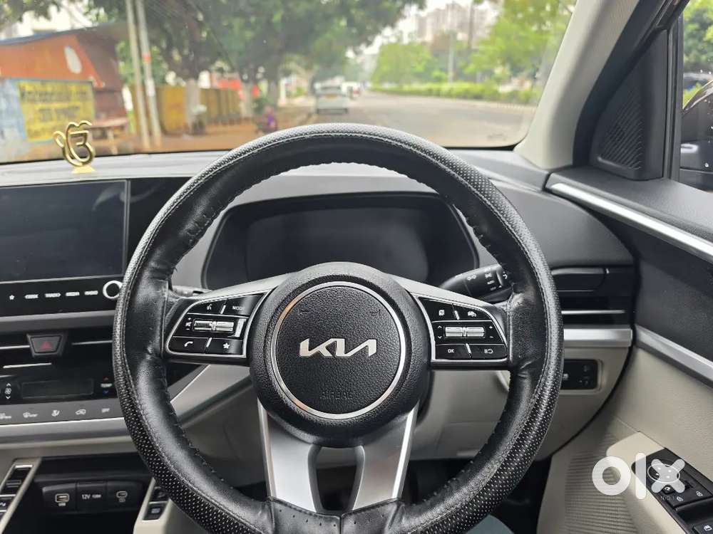 2022 Kia Carens Prestige Plus  Petrol At  31,000 Km