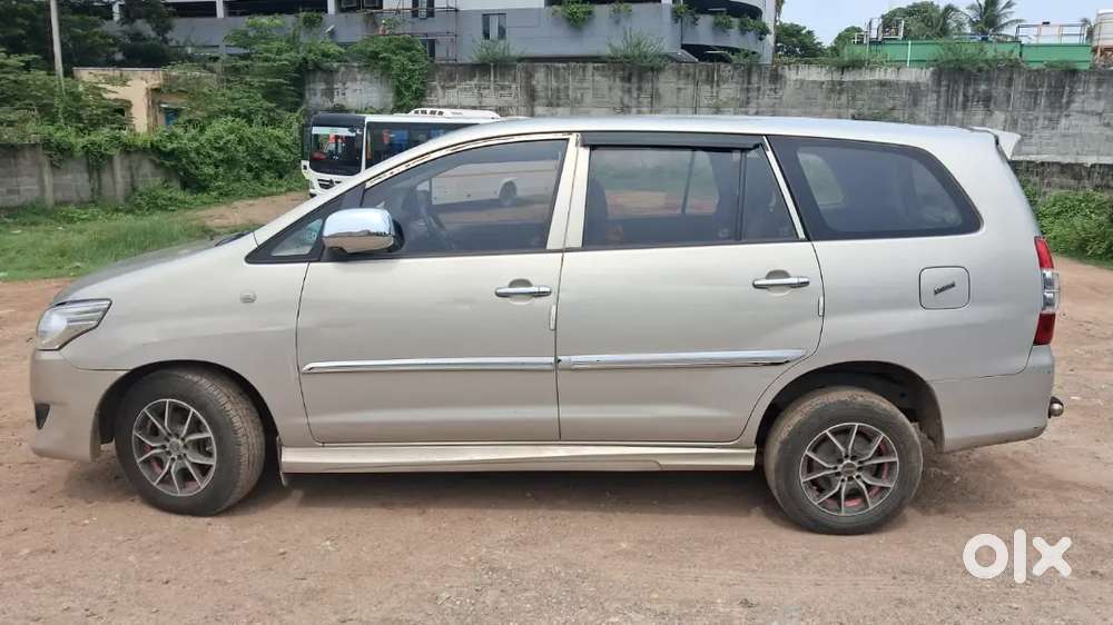  Toyota Innova 2.5 G &ndash; 2015 Model &ndash; 7 Seater - S Gold Colour -