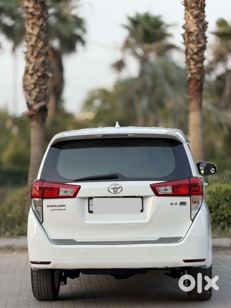 Toyota Innova Crysta 2.4 V 8 Str, 2016, Diesel