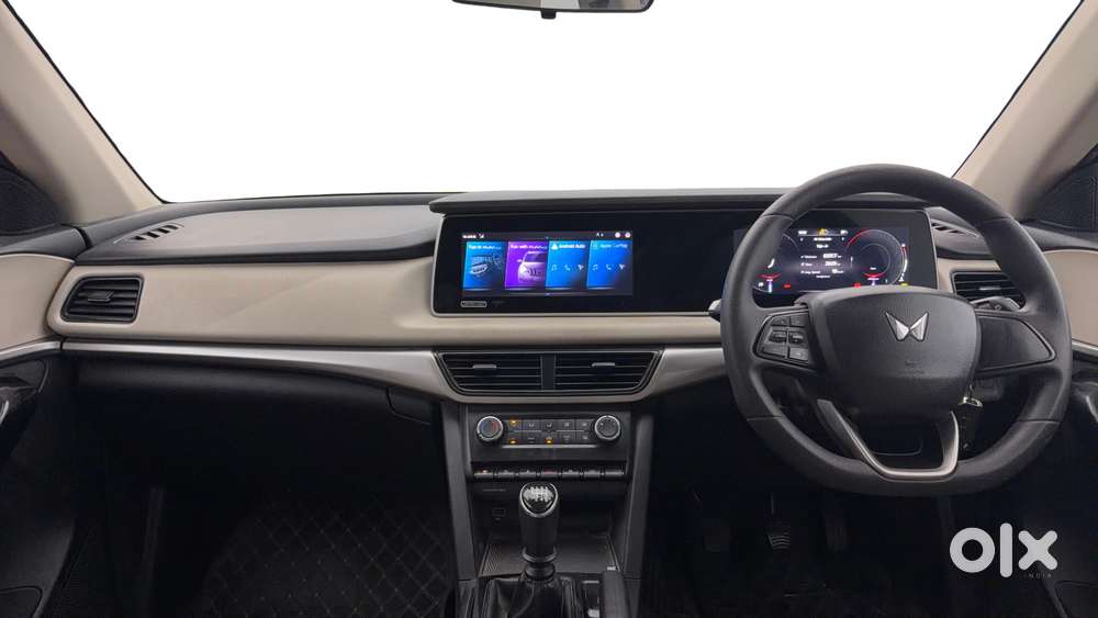 Mahindra Xuv700 2.0 Ax 5 Petrol Mt 7 Str, 2022, Petrol