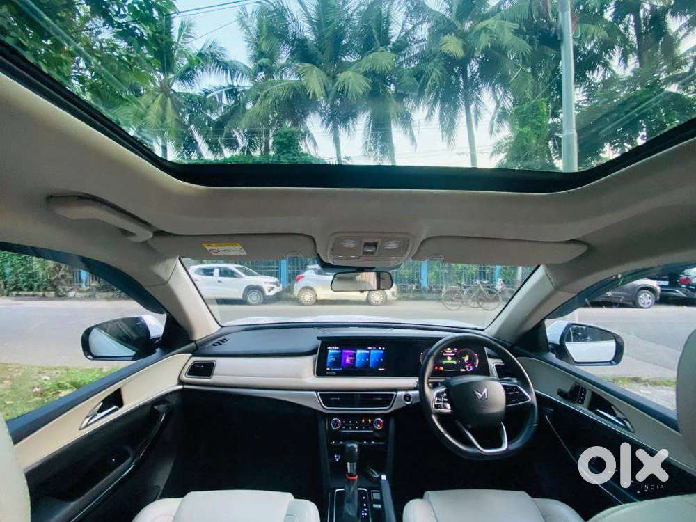 Mahindra Xuv700 2.0 Ax 7 Petrol At Str, 2022, Petrol