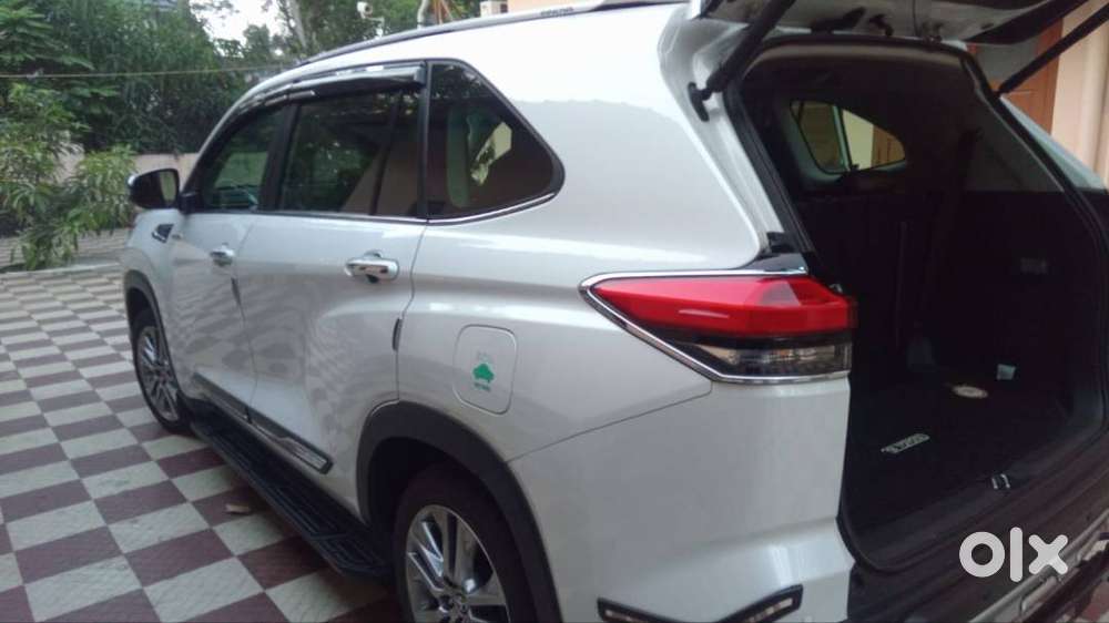 Innova Hycross Hybrid 7 Seater 3